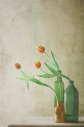 瓶に入ったオレンジ色のチューリップ