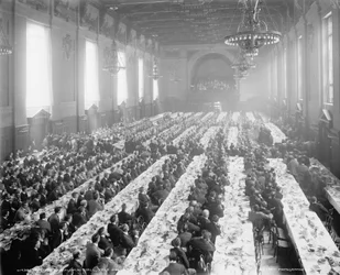 卒業生ホールでの宴会（つまり、大学コモンズ）、イェール大学、コネチカット、c.1900-06