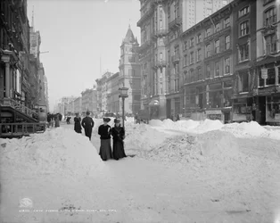 雪が降った後の5番街（ニューヨーク、1905年頃）（モノクロ写真
