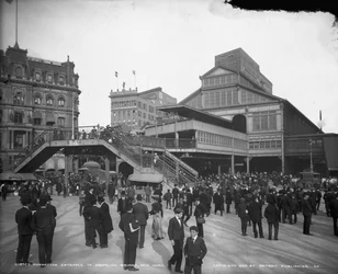 1905年頃、ニューヨークのブルックリンブリッジへのマンハッタンの入り口