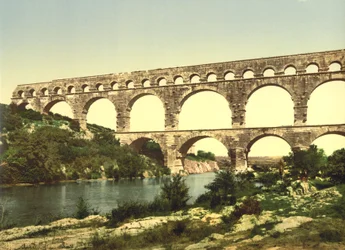 フランス、ニームのアグリッパによって建設された、ガールに架かるローマ橋、1900年頃