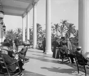 ホテルロイヤルパームのベランダ、フロリダ州マイアミ、c.1905