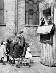 1936年にロンドンのストリートでパンチとジュディのショーを見ている子供たち