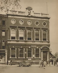 Hogarths Houseの敷地にあるレスタースクエアの学校、c1935。