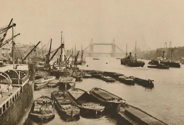 ロンドンのプールでの輸送：ロンドンブリッジからタワーブリッジへの眺め、c1935。