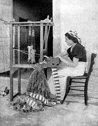 1936年、イタリア、フィレンツェ近郊の手織機、フィエーゾレにストローで織る女性