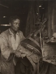サドルを持つ男 1920年頃（プラチナプリント）