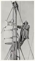 1914〜1916年の南極へのエンデュランス遠征中に、マストヘッドにいるフランクワイルド艦長（1873-1939）