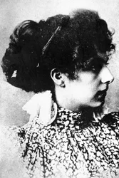 少女時代のマタ・ハリ（モノクロ写真