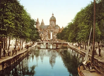 Voorburgwalを下ってSt. Nicholas Basilica、アムステルダム、パブに向かって眺めます。 c。1900
