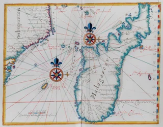 モザンビークの海岸の一部とマダガスカル島の地図。