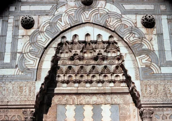 イスラム教学校の入口ポータルの詳細（1251年頃
