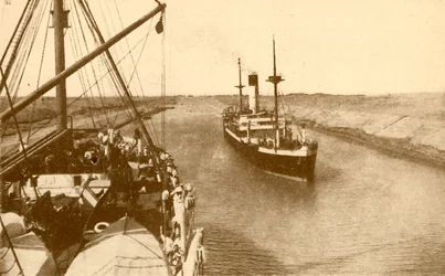 スエズ運河を通過する汽船、c1930。