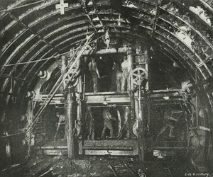 ウォータールーと都市鉄道のためのトンネルの運転、c1897