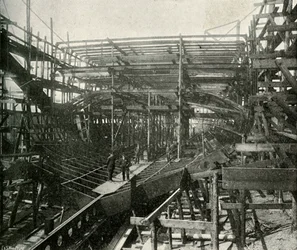 戦艦の建造：テムズ鉄工所で進行中の最高級巡洋艦、c1897