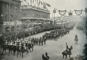 1897年にロンドンのサザークにロンドンブリッジを渡る海軍の条件付き