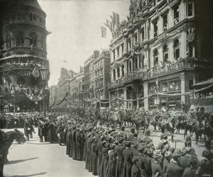 王室の行列：1897年ロンドンのチープサイドの東端を通過