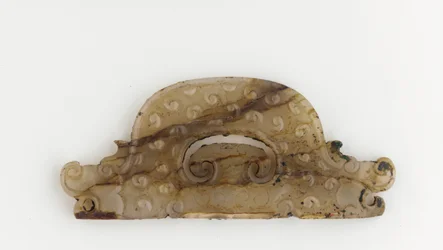 紀元前5〜4世紀、端に竜の頭が付いた半円形の飾り額