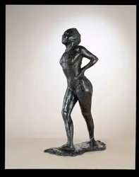 安静時のダンサー、腰に手を当て、右脚を前に出し、c. 1881-1890キャスト1919-1925。