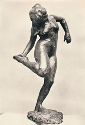 右足の裏を見ているダンサー、c1900
