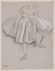 Danseuse rajustant son chausson 1880年代前半（木炭、パステル、紙