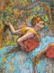 三人の踊り子（青いスカート、赤いコサージュ）（詳細）。1903年頃パステル・紙・糊・厚紙