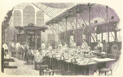 パリのクリストフル食器工場で働く銀細工師たち、パブ。1875年（彫刻）。