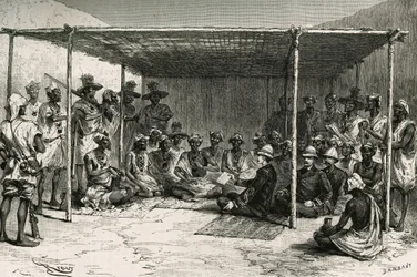 1880年4月25日、司令官ジョセフ・ガリエーニ（1849-1916）とトコンタン・ケイタの間で結ばれた、キタ国（旧フランス領スーダン、現在のマリ）をフランスの保護下に置くための条約の調印式。auのスケッチをもとにRiouが作成した版画