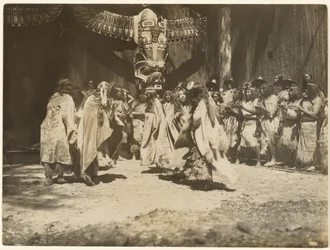 [ナイダは生と死の踊りを踊る]