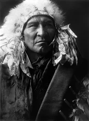 Bread, Apsaroke indian, c. 1908, photo Edward S. Curtis   1452767   ja       japanese Successfully Translated  Original: The sun discovering that the world of colours already exists, complicated composition Translat: The sun discovering that the world of c