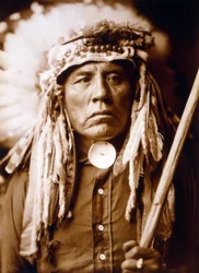Curley, homem Apsaroke, usando cocar, c. 1905, foto Edward S. Curtis
