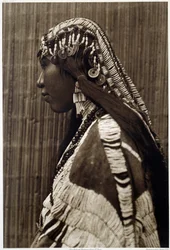 インディアン・オブ・アメリカ：「「インディアンの少女の肖像」」アメリカ人のエドワーズ・カーティス（1868-1952）による写真、20世紀。 ラ・ロシェル、新世界博物館