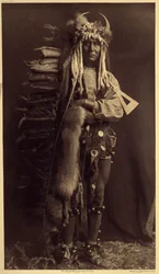 Iron Brest, Piegan. Costume of a member of the Bulls, a former society that has disappeared for many years Photo from volume 6 of the encyclopedia published by Edward S. Curtis (1868-1952) on the Indians of North America, with a foreword by Theodore Roosev