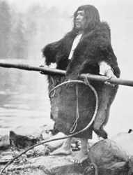 捕鯨銛を持つヌートカ・インディアン、1900年頃（白黒写真）
