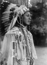 Nuoret juhlapuvussa, Umatilla, n. 1910, valokuva Edward S. Curtis