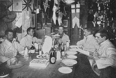 1912年6月22日の真冬日の晩餐会（モノクロ写真