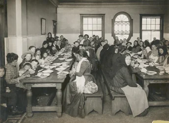 1906年頃、エリス島で無料で食事を提供される移民たち（モノクロ写真