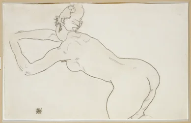 1918年に女性がひざまずいて左に前屈する