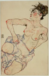 ひざまずく女性のセミヌード