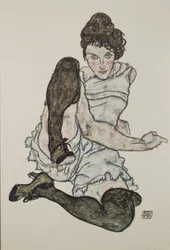 膝を抱えて座る女、1917年