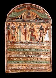 エジプトの古代遺跡：高位の司祭の葬儀用ステイル。オシリスはアヌビスの中にいる故人を迎え入れ、その後ろにはイシス、ネフティス（ネフティスまたはネフティス）、ホルス、ハトホルの神々がいる。紀元前3〜2世紀、トリノ、エジプト博物館、エジプト古代美術：葬祭用ステイル