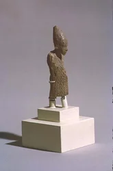 アビドスのオシリス神殿、王朝時代前期、紀元前3000年頃（上23548も参照）のオシリス神殿の上部エジプトの白い王冠とセド祭のマントを身に着けた王の図