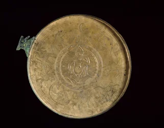 ミラーの内部には、ハルポクラテス、蓮の花、神話上の動物の彫刻が施されています。紀元前100年〜紀元後100年（刻まれた装飾が施されたブロンズの鋳造）
