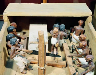 木造工房の葬儀モデル、メケトルの墓、貴族の谷、中王国、紀元前2000年頃（塗られた木）