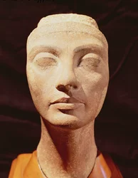 王室の頭、おそらくはネフェルティティ、メンフィス出身（石英）（158683も参照）