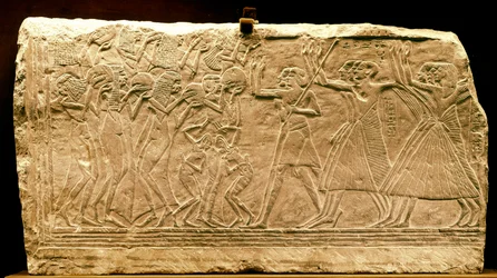 古代エジプト：踊り子を伴った行列を表す低層レリーフ。新帝国。ラムセス2世の時代。紀元前14世紀。カイロ博物館。エジプト