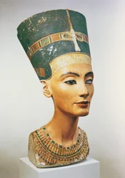 テルエルアマルナの彫刻家トトメスのスタジオにある女王ネフェルティティの胸像（塗られた石灰岩）（114019、114020、267404も参照）