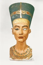 テルエルアマルナの彫刻家トトメスのスタジオからの正面図、女王ネフェルティティの胸像（塗られた石灰岩）（114018と114020も参照）