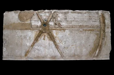 戦車の車輪が描かれた彫刻と塗装が施された石灰岩のブロック、紀元前1353-35年（石灰岩）