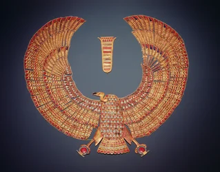 ハゲタカ女神ネクベトの形をした首輪、ツタンカーメンの墓から（紀元前1370年から1352年まで）新王国（半貴石がちりばめられた金）（153789も参照）